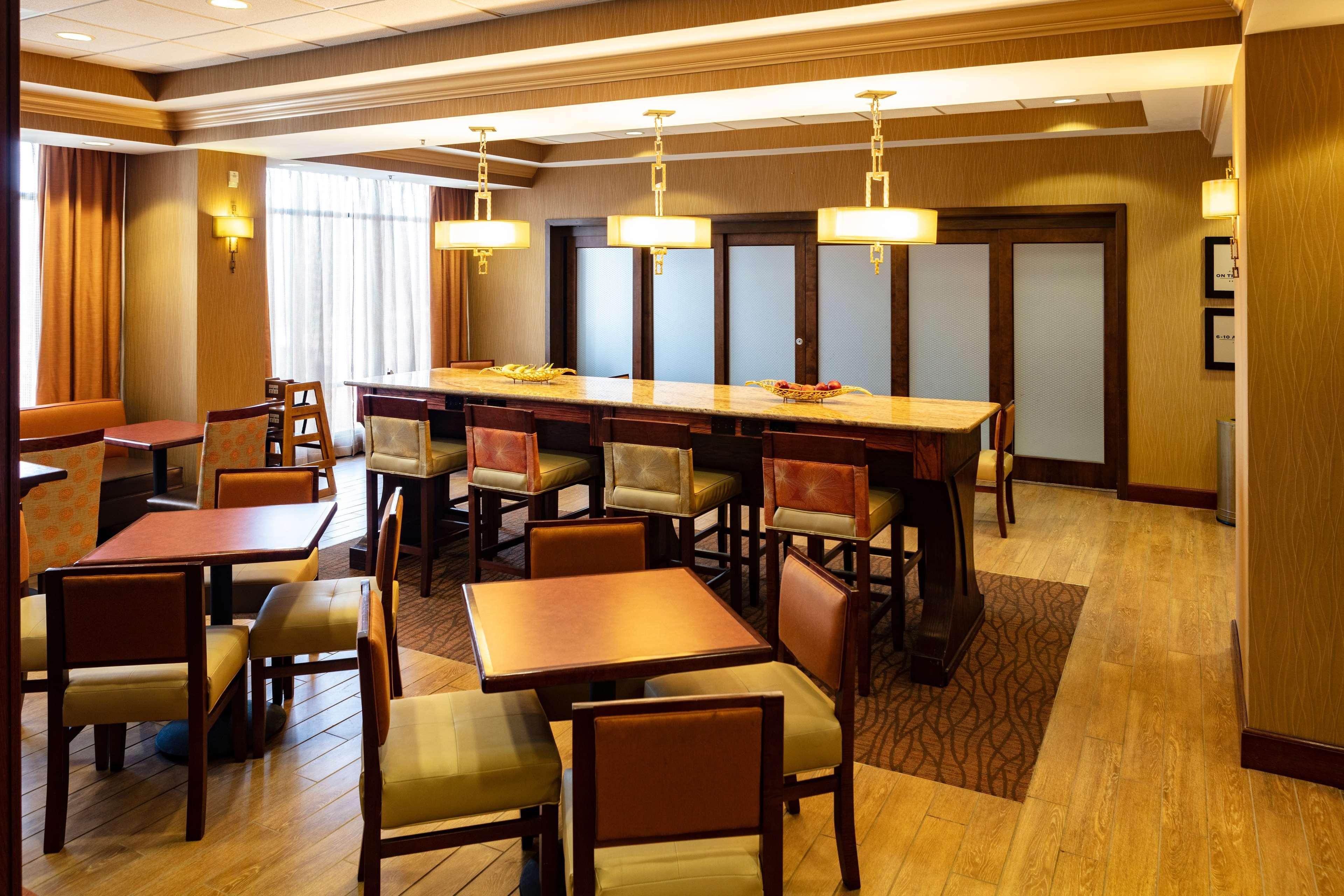Hampton Inn Ийстън Екстериор снимка