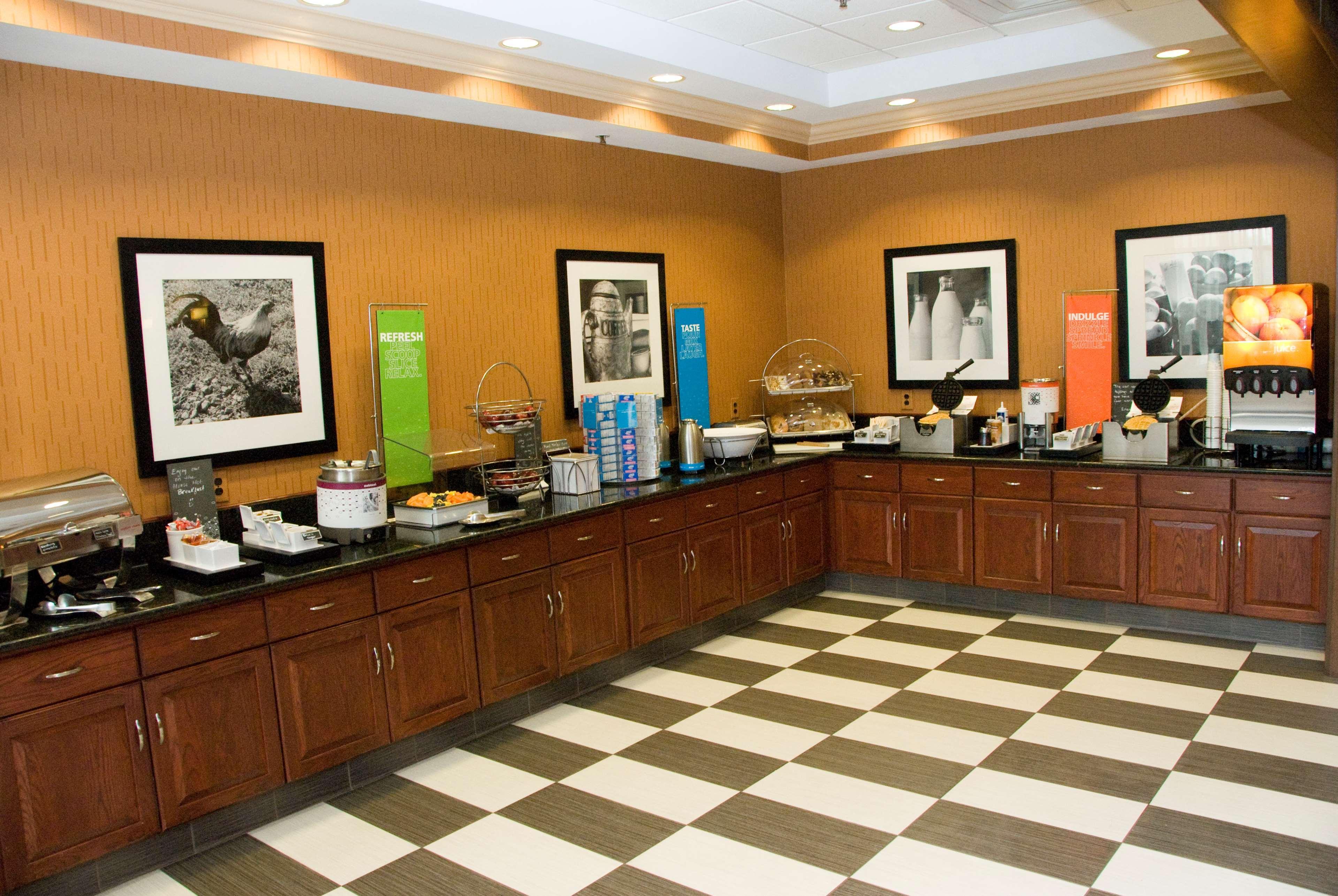 Hampton Inn Ийстън Екстериор снимка